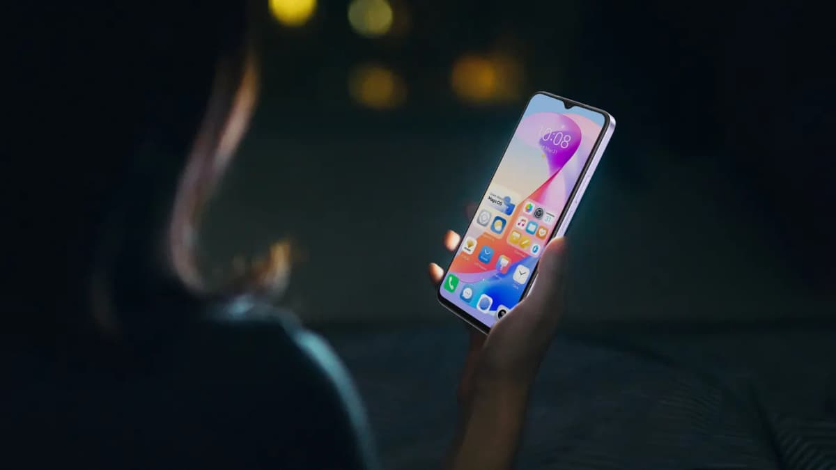Persona usando el HONOR X6a Plus de noche