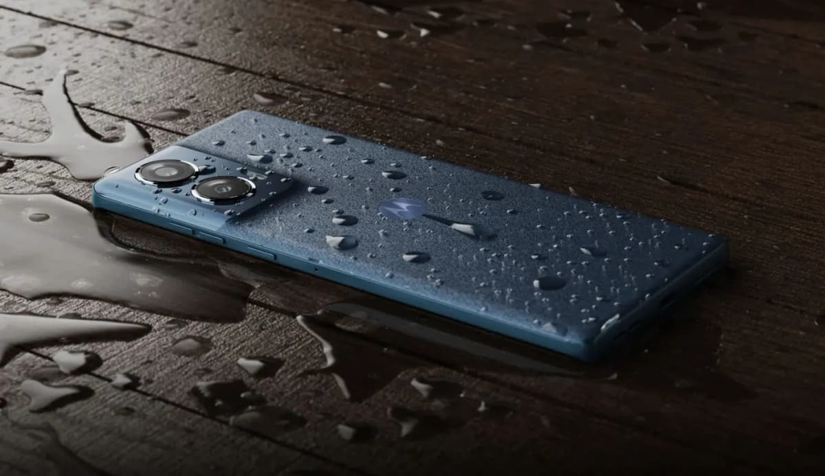 motorola edge 50 fusion mojado sobre una mesa