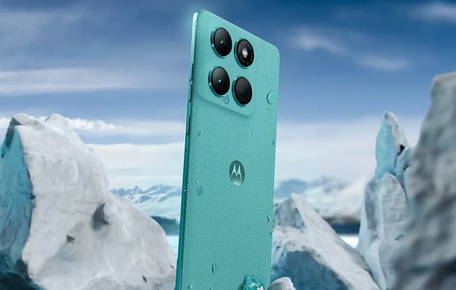 motorola edge 60 fusion en color turquesa entre bloques de hielo
