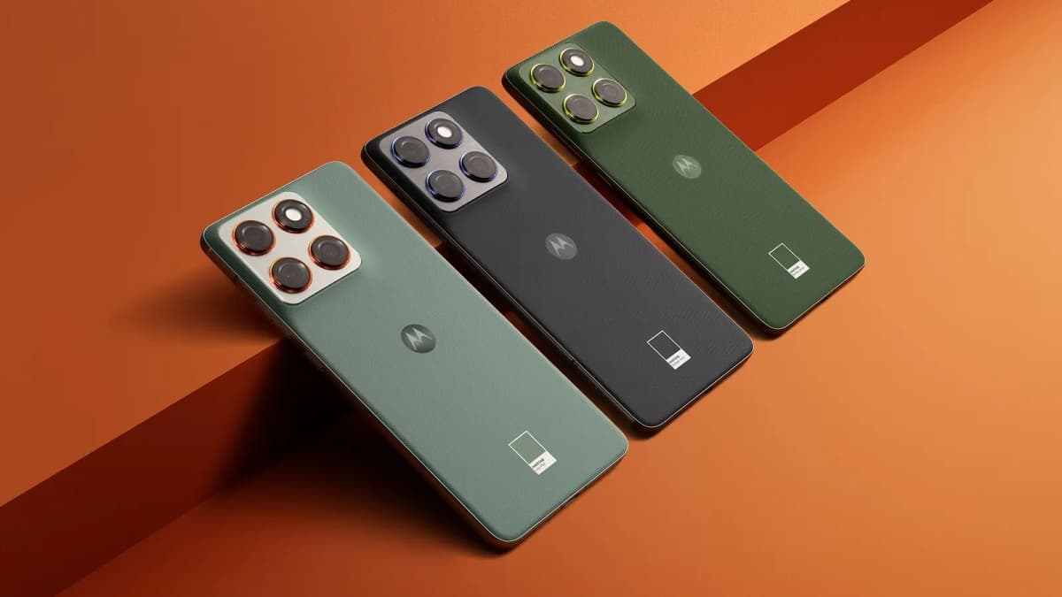 motorola edge 70 en tres colores sobre fondo naranja