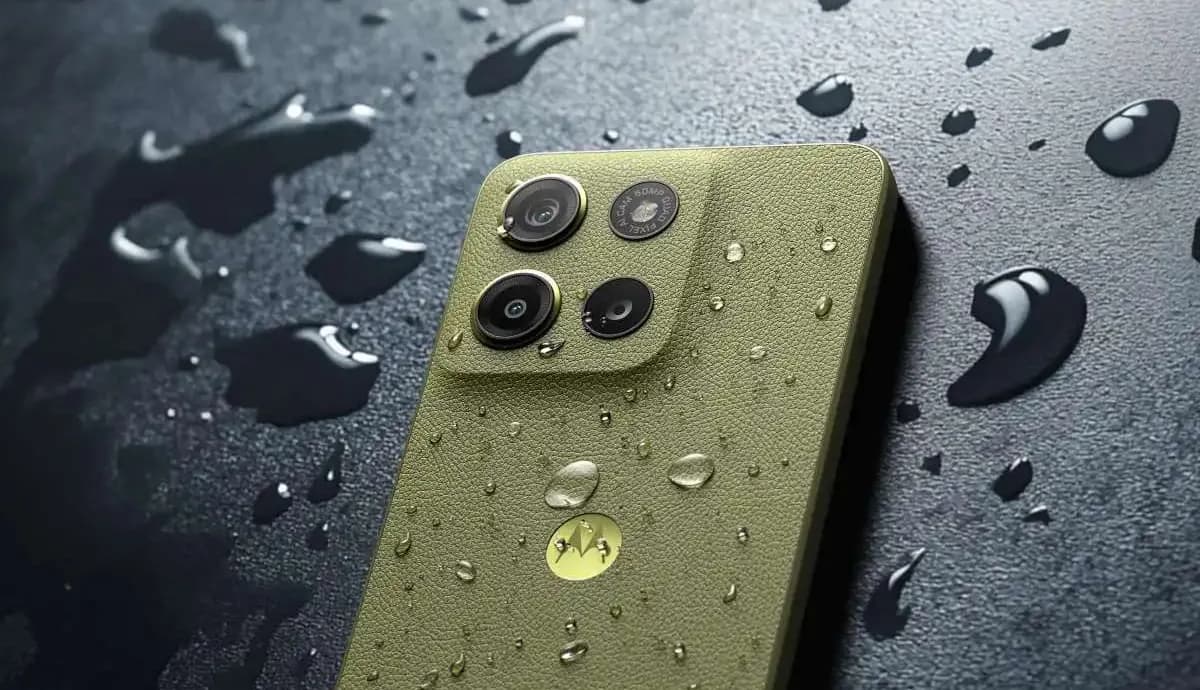 moto g15 en color verde con gotas de agua