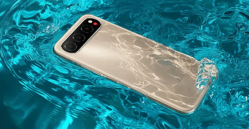 nubia Air dorado dentro del agua