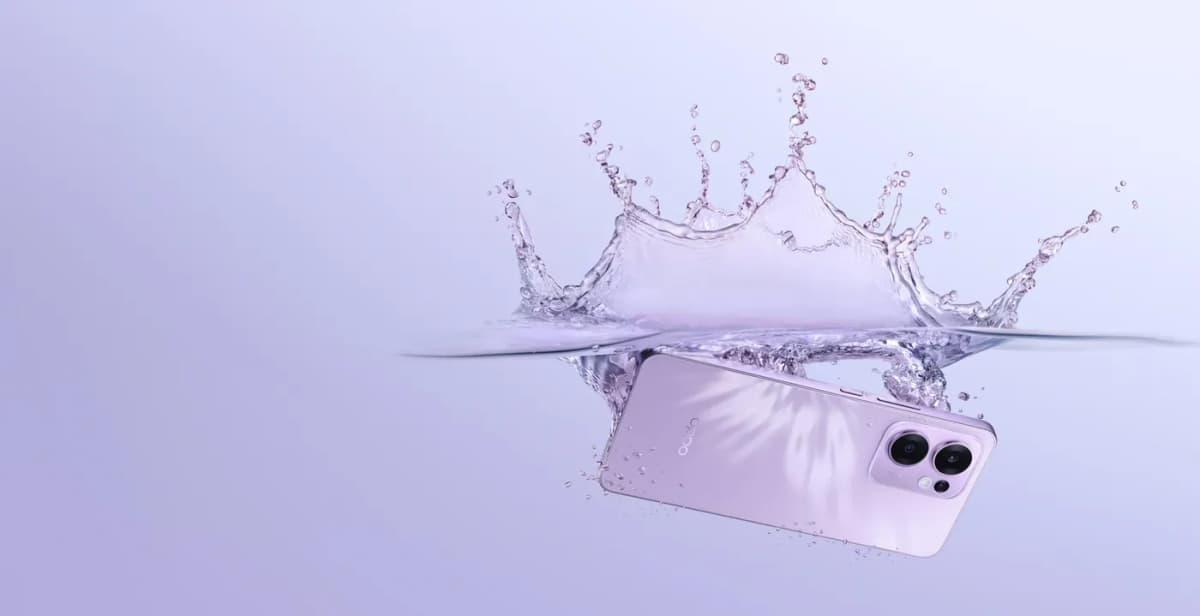 OPPO Reno13 F 5G cayendo al agua