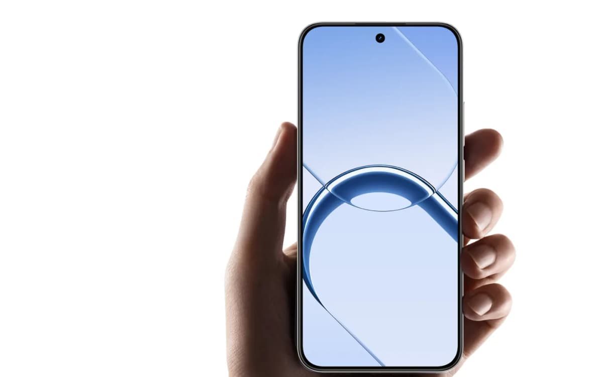 Mano sosteniendo el realme 16 5G con la pantalla encendida