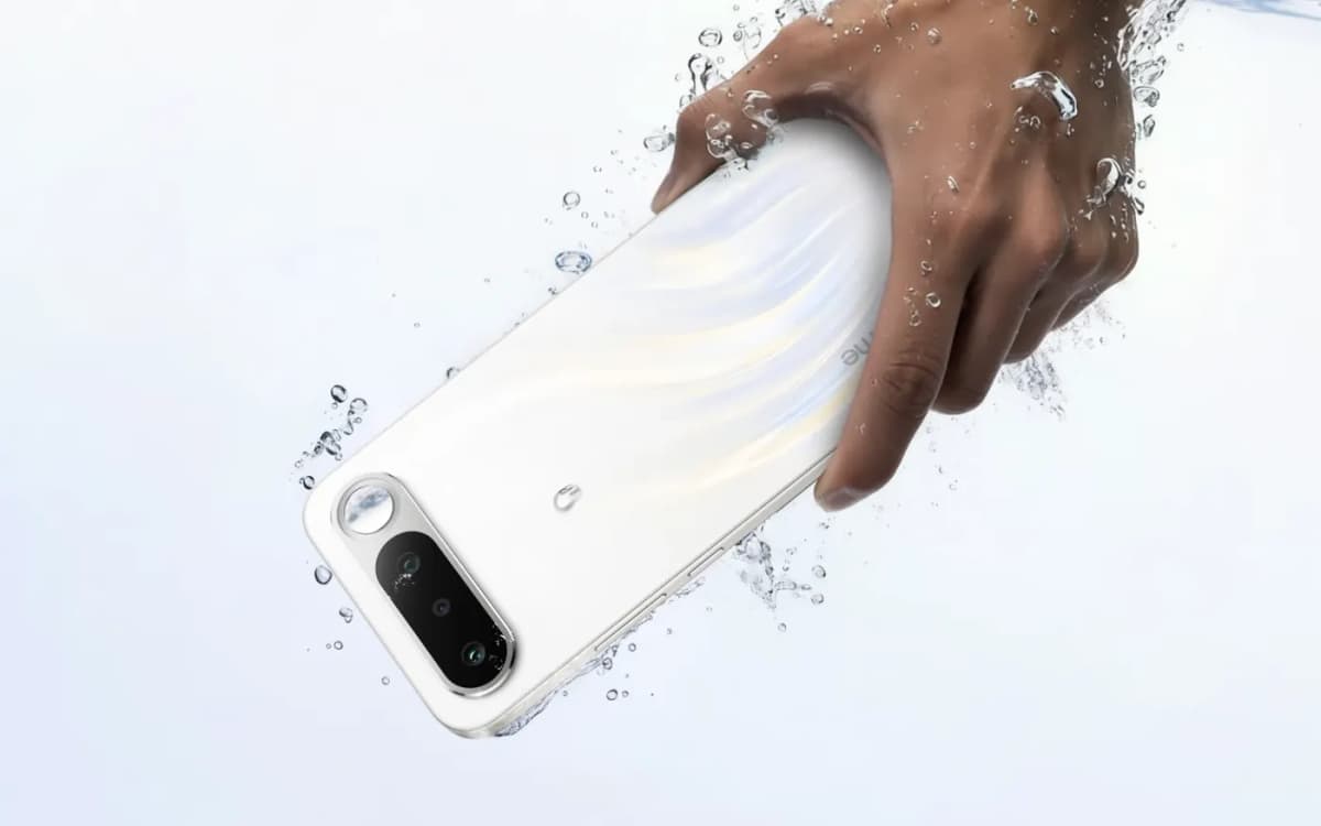 Mano sacando del agua el realme 16 5G, resistencia IP69