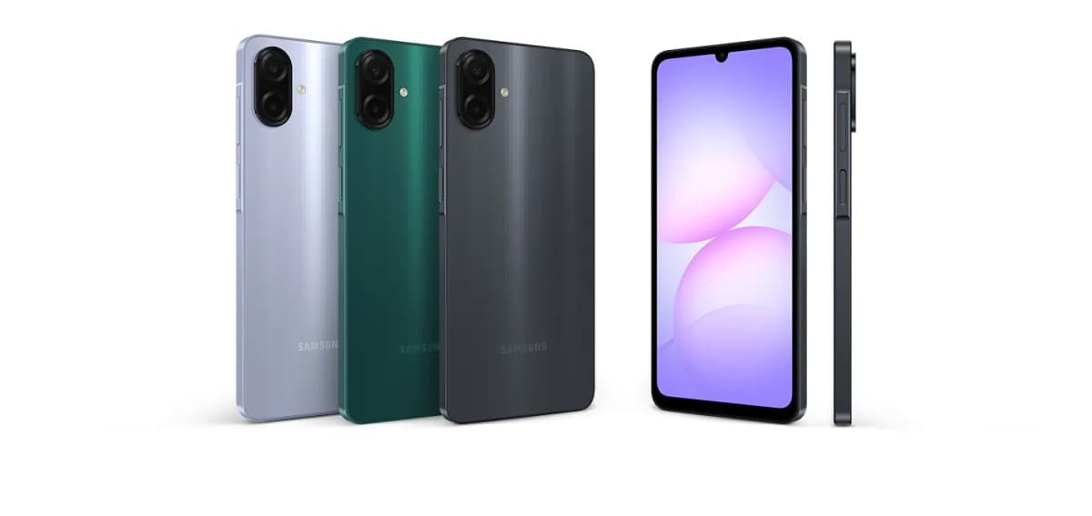 Samsung Galaxy A07 en violeta claro, verde y negro