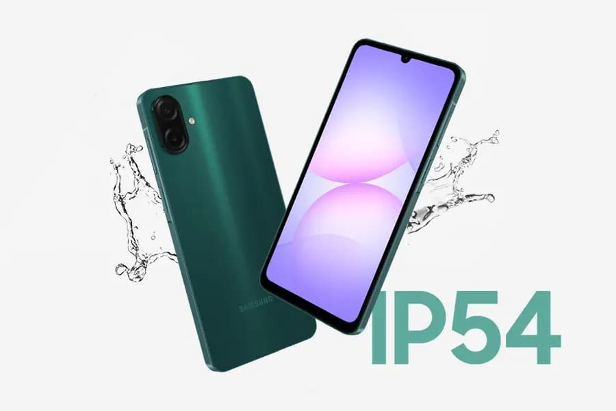 Samsung Galaxy A07 con salpicaduras de agua, resistencia IP54