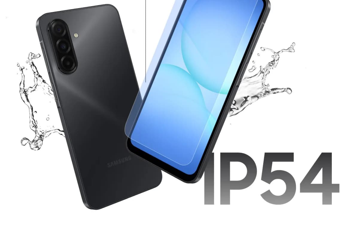 Samsung Galaxy A17 con salpicaduras de agua, resistencia IP54
