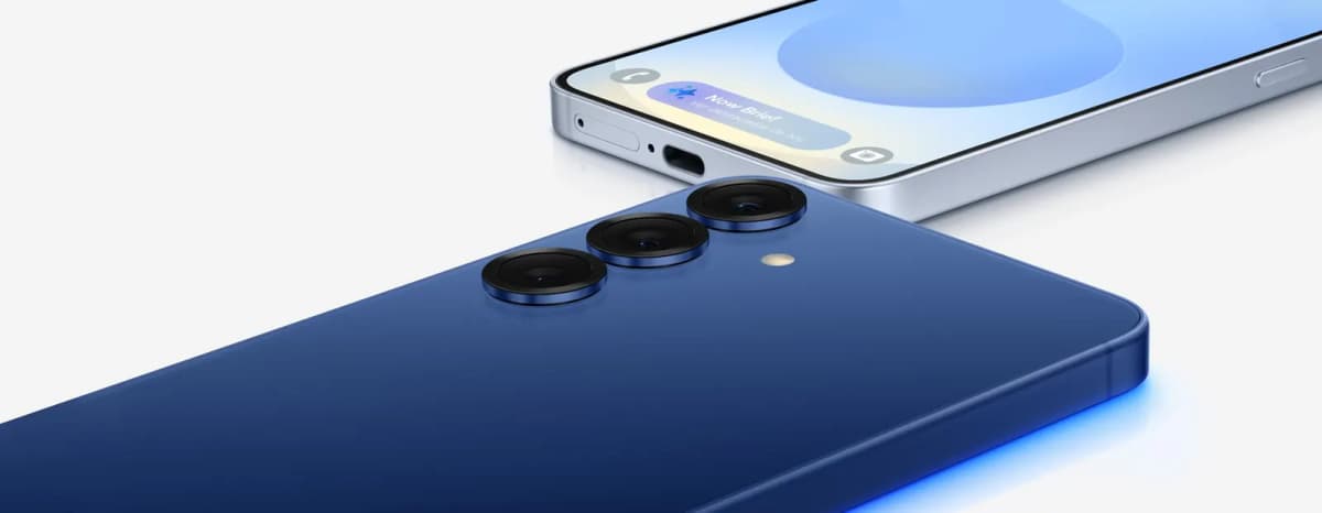 Cámaras traseras del Samsung Galaxy S25 en azul marino