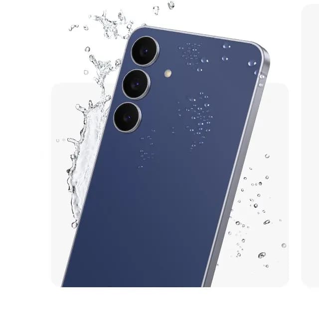 Samsung Galaxy S25 FE con salpicaduras de agua
