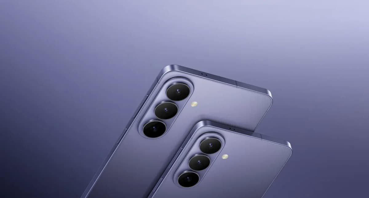 Cámaras traseras del Samsung Galaxy S26+ en violeta