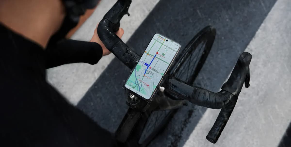 vivo V50 Lite en el manubrio de una bicicleta al aire libre