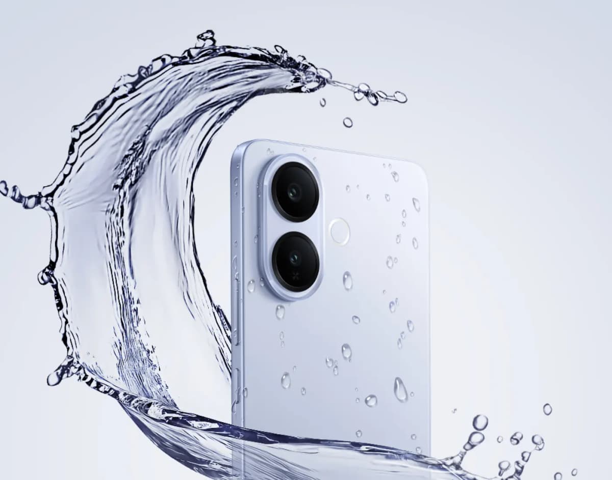 vivo V60 Lite entre salpicaduras de agua