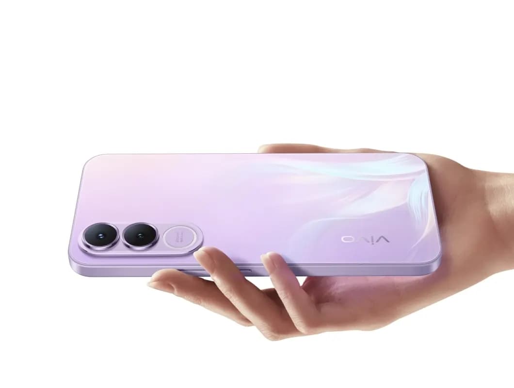 vivo V70 FE en color morado en la mano