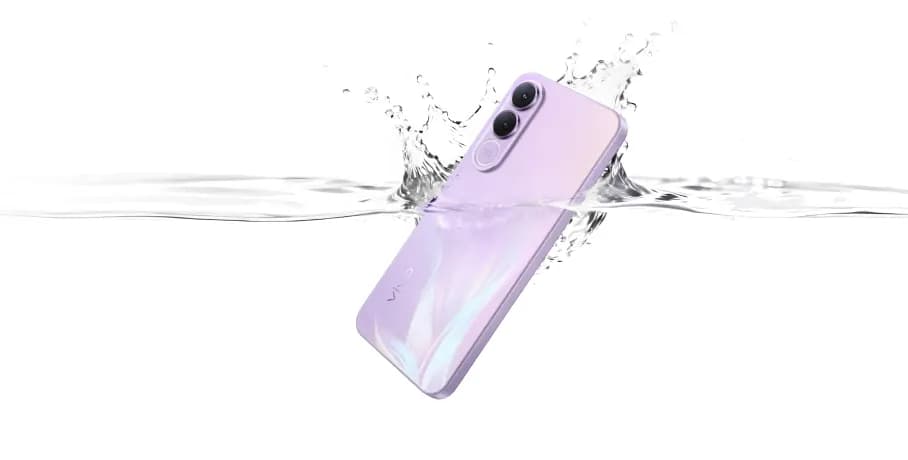vivo V70 FE cayendo al agua