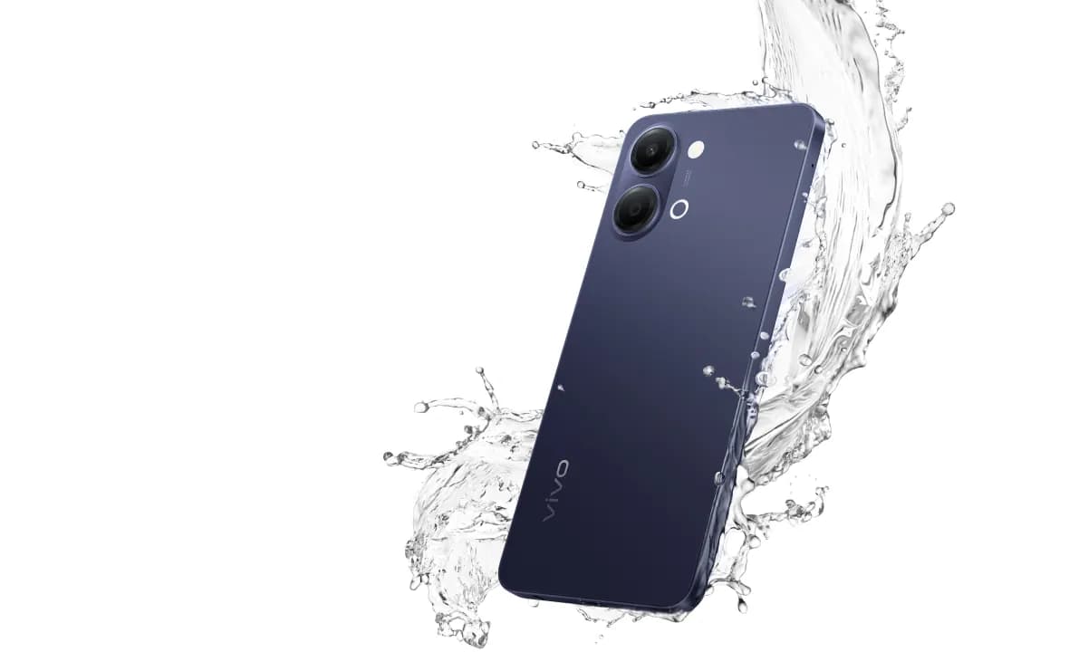 vivo Y05 entre salpicaduras de agua