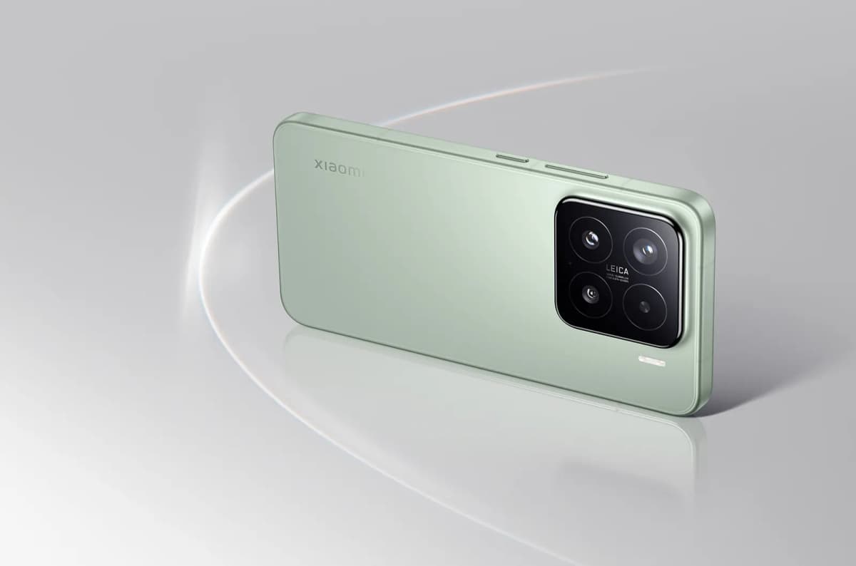 Xiaomi 15 en color verde, vista trasera
