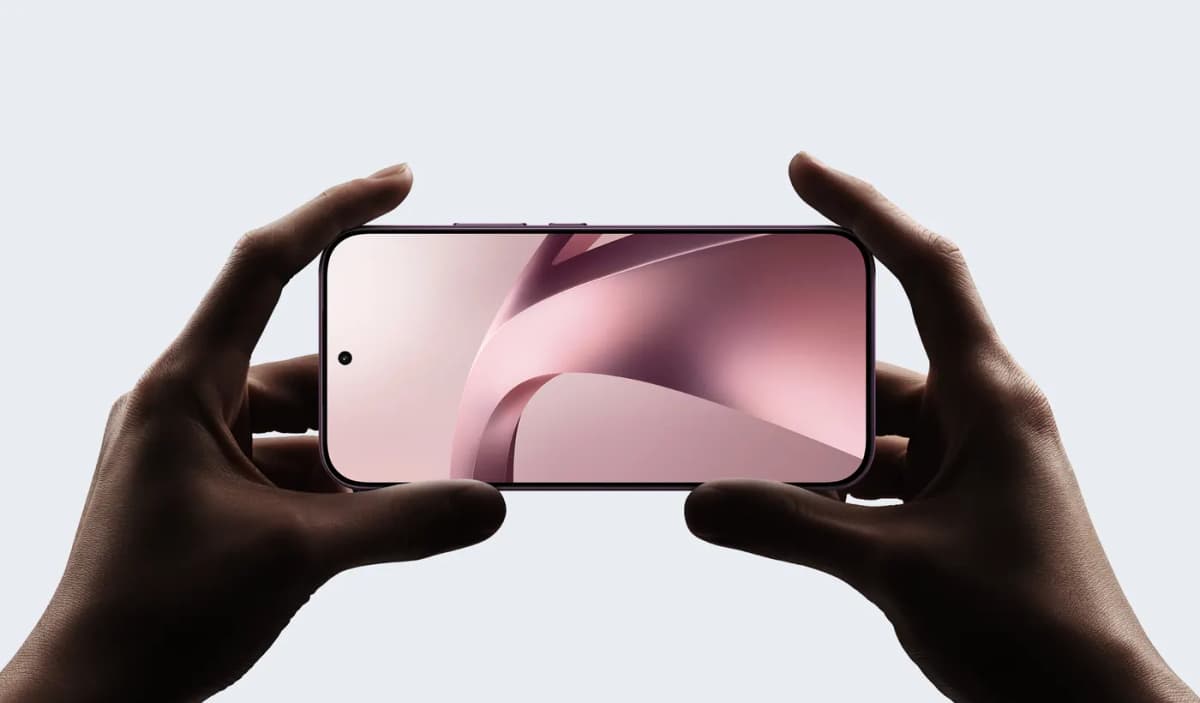 Manos sosteniendo el Xiaomi 17T con la pantalla encendida