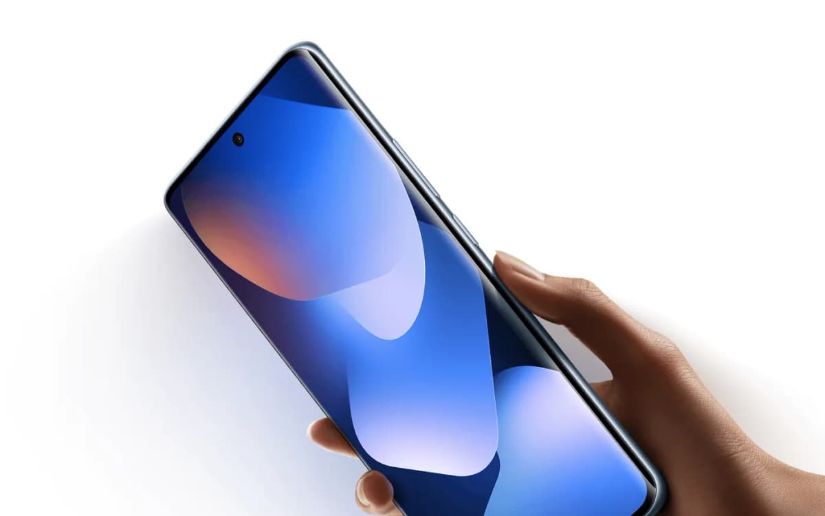 Mano sosteniendo el Xiaomi Redmi Note 15 con la pantalla encendida