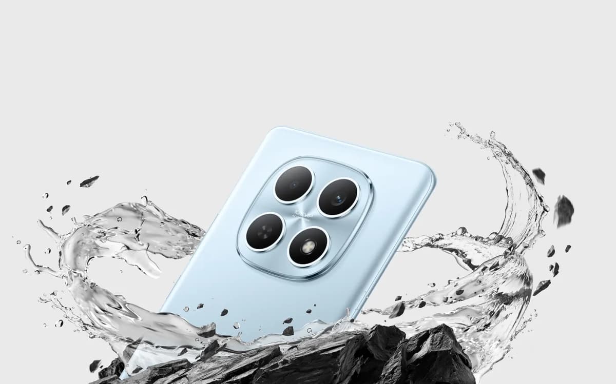 Xiaomi Redmi Note 15 entre salpicaduras de agua, resistencia IP64