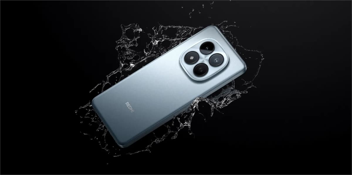 Xiaomi Redmi Note 15 Pro en color azul con salpicaduras de agua