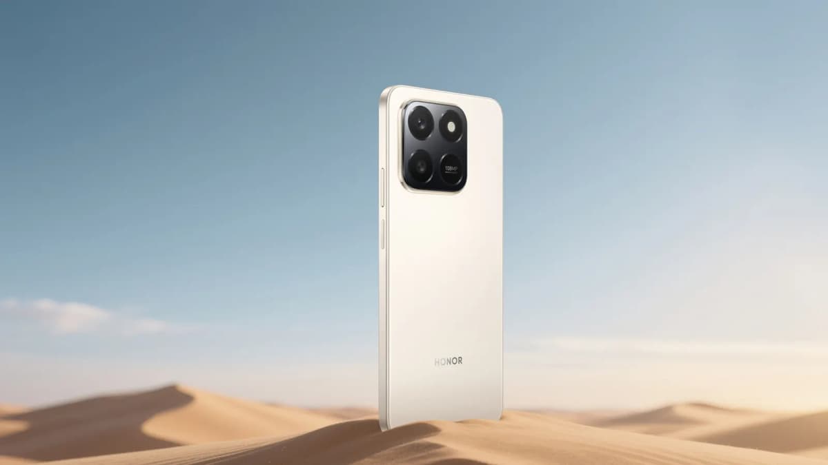 HONOR X7d en color dorado en el desierto