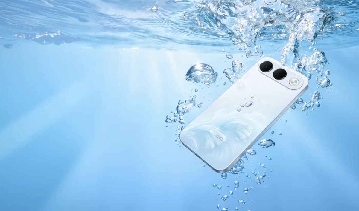 OPPO A7 Pro 5G bajo el agua