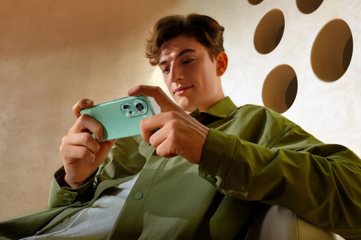 Persona jugando con el OPPO Reno11 5G