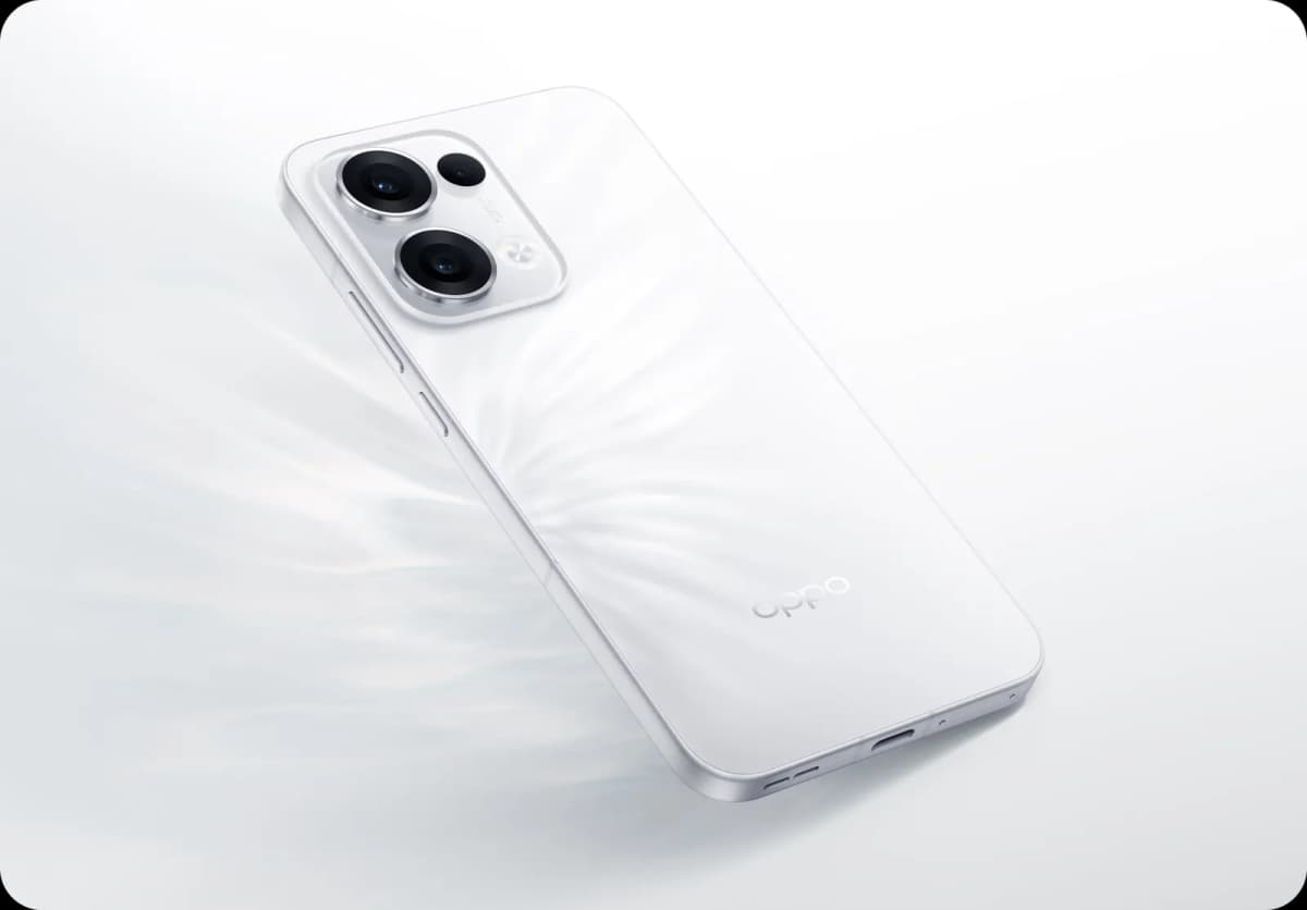 OPPO Reno13 5G en color blanco