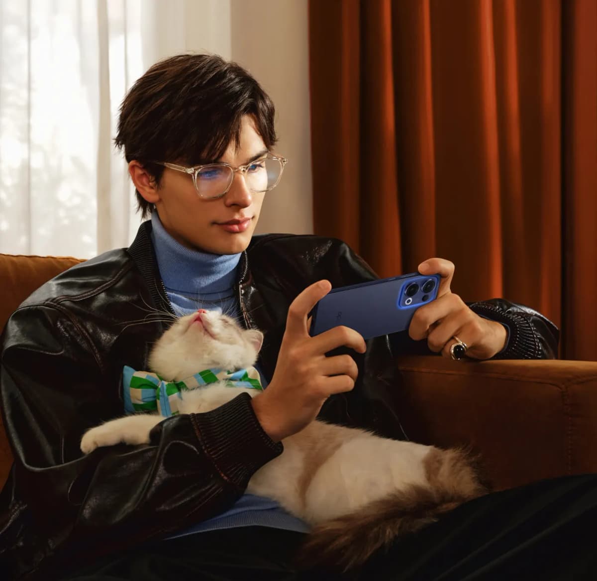 Persona jugando con el OPPO Reno13 5G