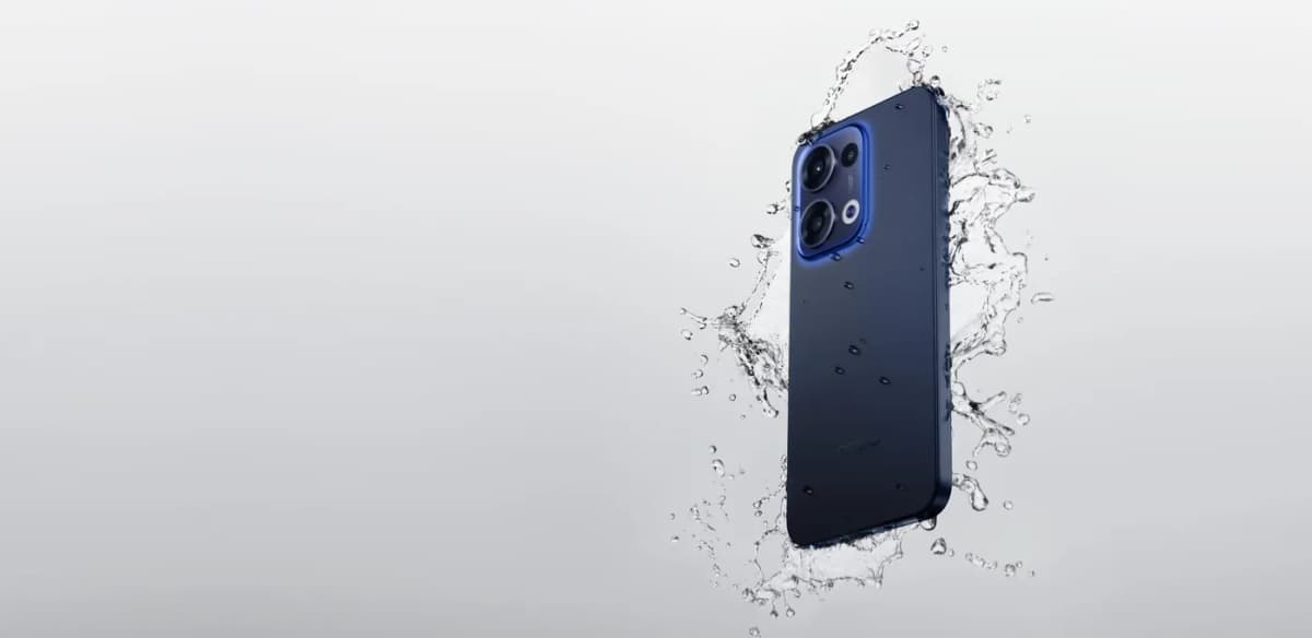 OPPO Reno13 5G resistente al agua entre salpicaduras