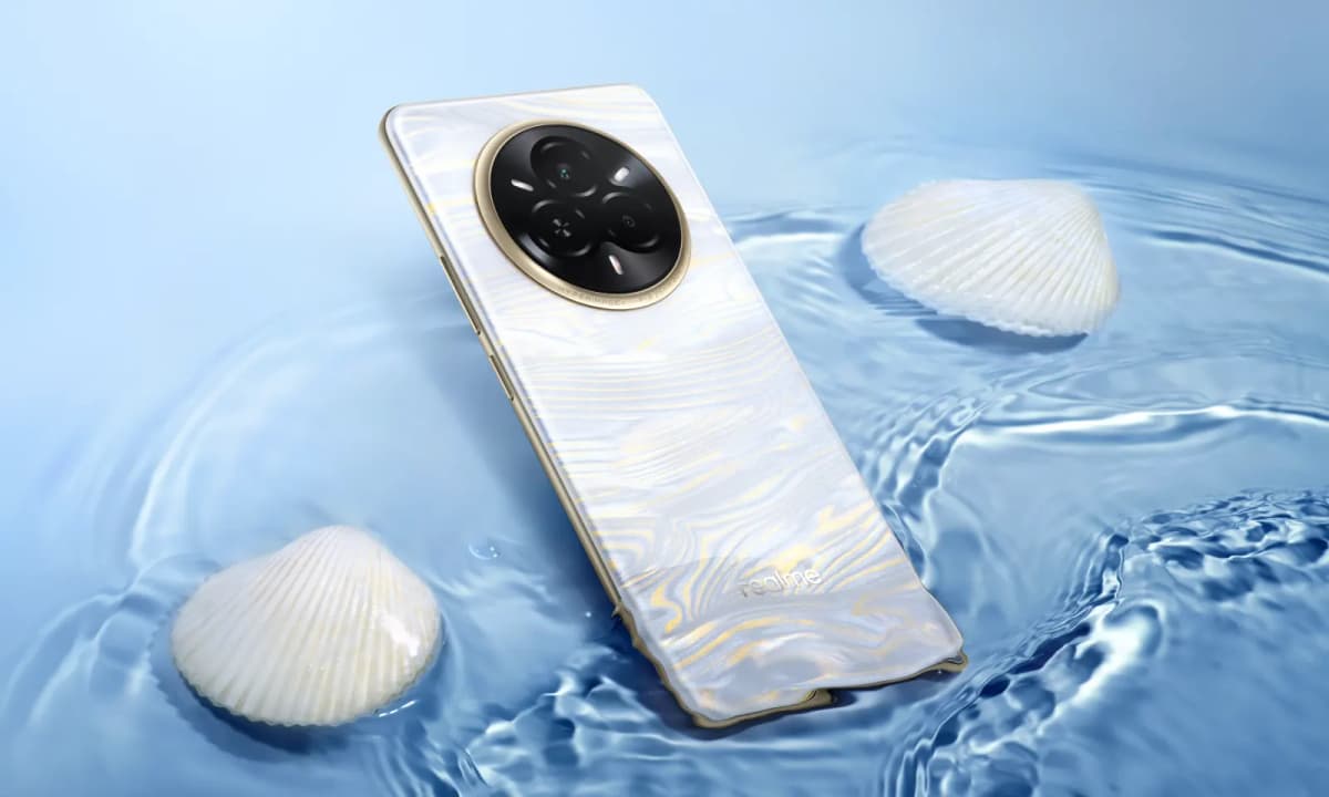 realme 14 Pro 5G en color blanco perla sobre el agua, vista trasera