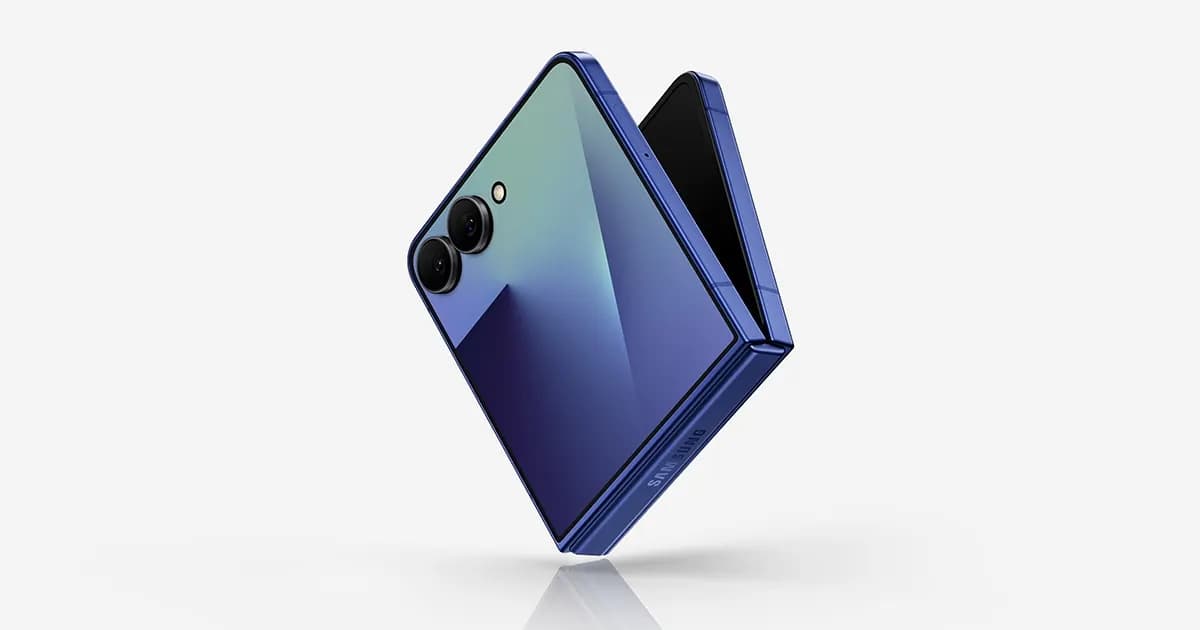 Samsung Galaxy Z Flip7 cerrado, en azul