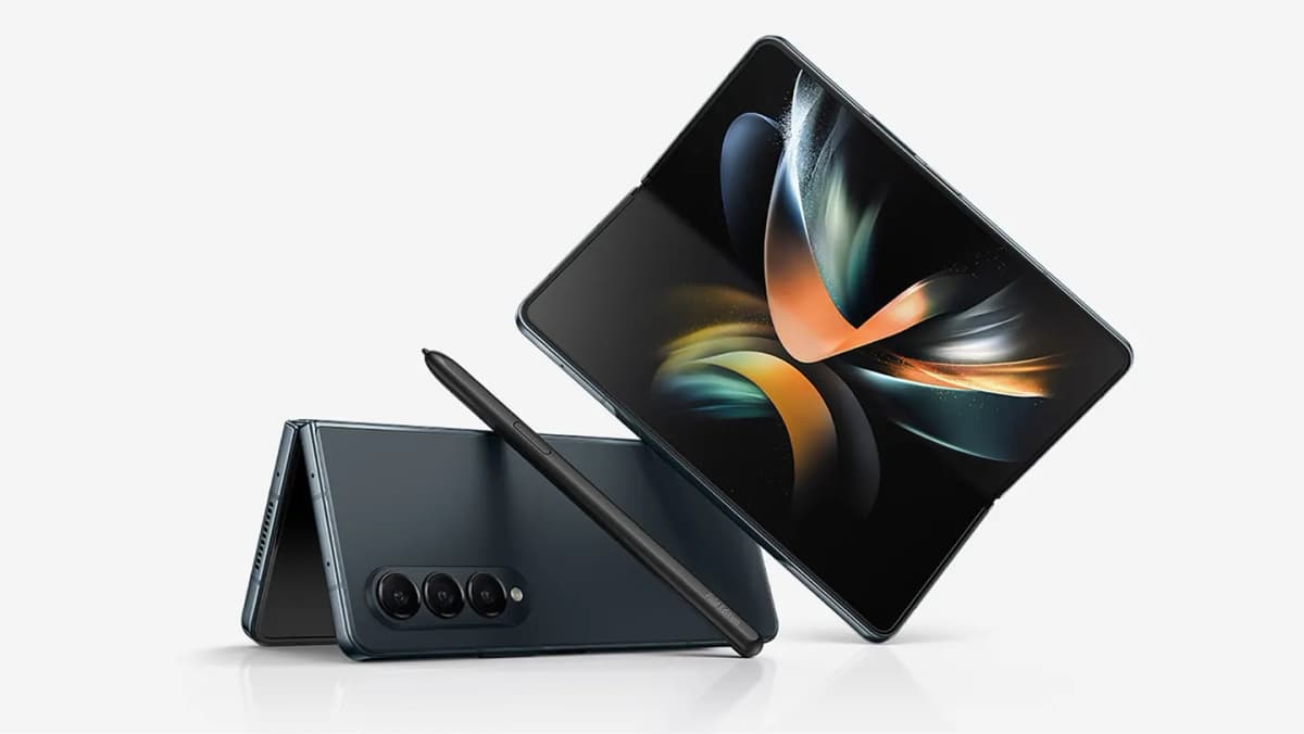 Samsung Galaxy Z Fold4 abierto, con su S Pen
