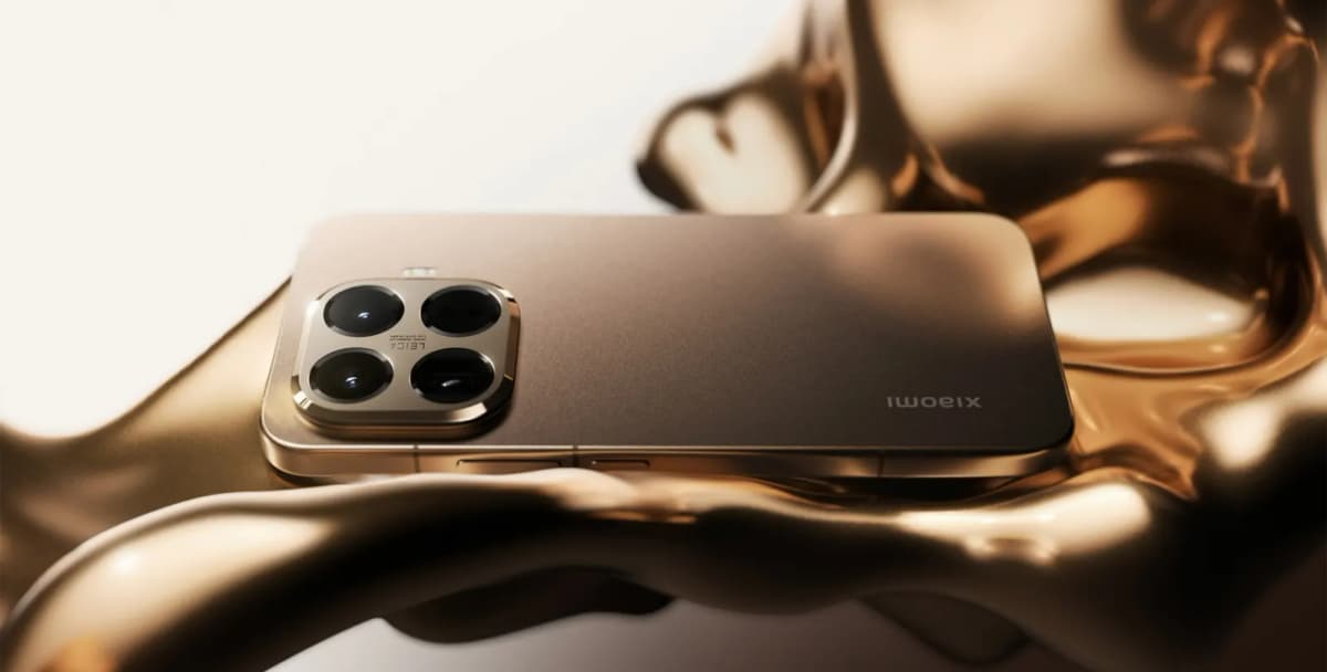 Xiaomi 15T Pro en color dorado, vista trasera
