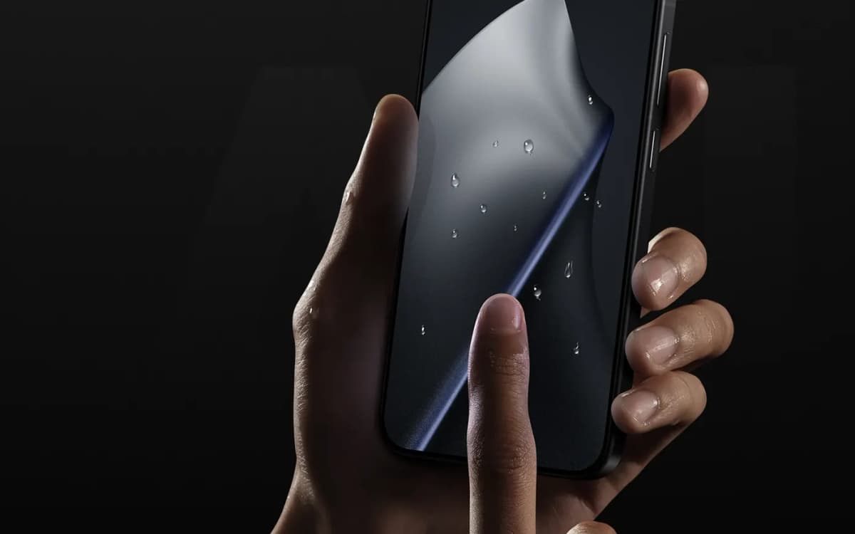 Mano sosteniendo el Xiaomi 15T Pro con la pantalla encendida