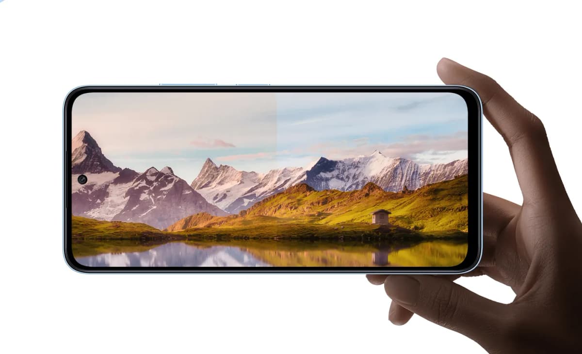 Mano sosteniendo el Xiaomi Redmi 12 con la pantalla encendida
