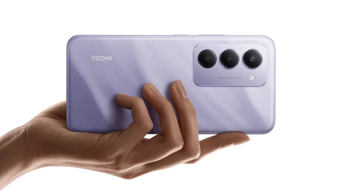 Mano sosteniendo el Xiaomi Redmi 15 en color morado, vista trasera