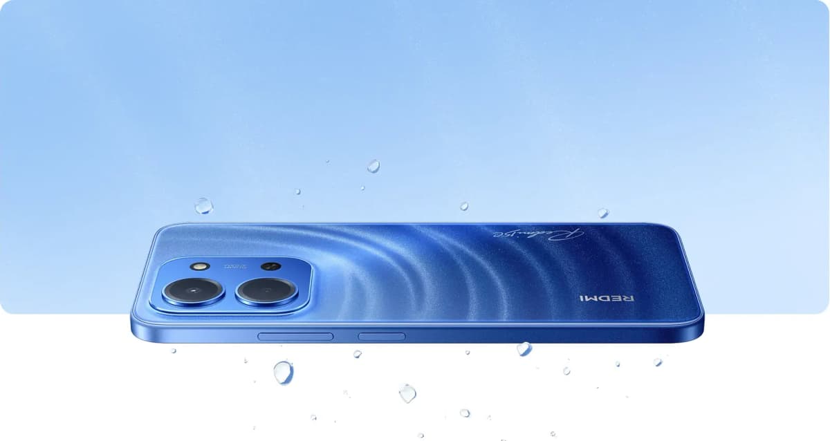 Xiaomi Redmi 15C en color azul con gotas de agua, vista trasera